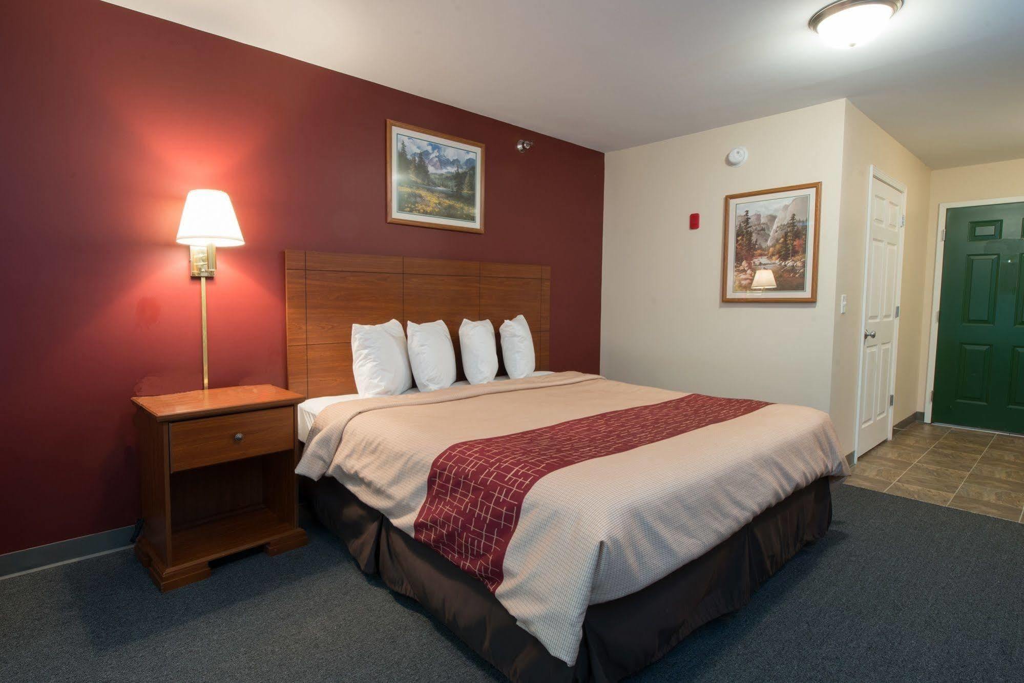 Red Roof Inn & Suites Dickinson Exterior photo
